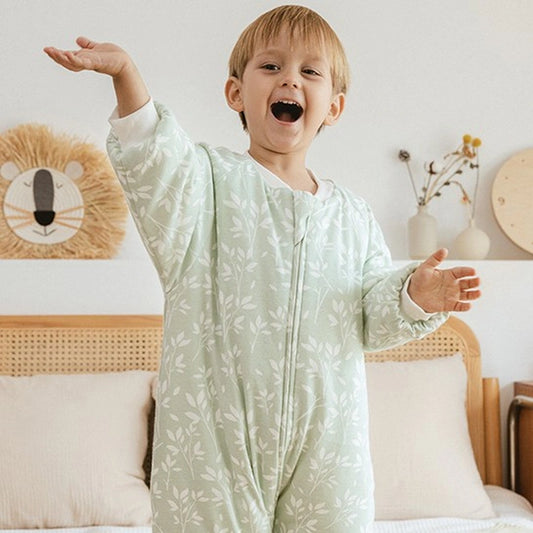 Bébé joyeux portant une gigoteuse à manches longues