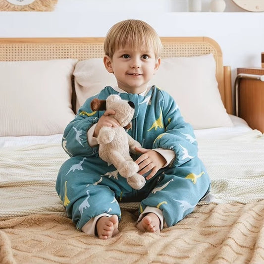 Bébé et son doudou portant une turbulette bleue à pied